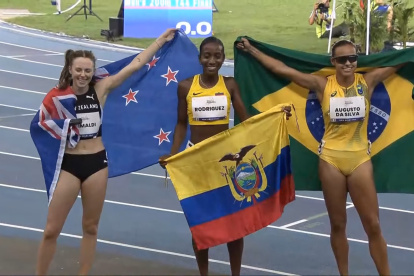 Kiara Rodríguez (c) se coronó campeona mundial en los 200 metros.