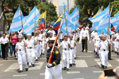 Estudiantes rendirán homenaje a Guayaquil con un desfile que avanzará por avenida Quito, desde 10 de Agosto hasta el bulevar 9 de Octubre.