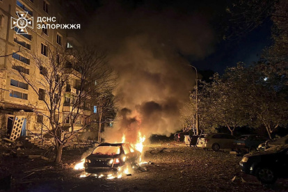 Imagen cedida por el Servicio Estatal de Emergencias ucraniano que muestra la destrucción en un edificio residencial en Zaporiyia, la madrugada de este domingo 5 de octubre.