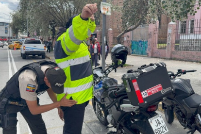 La Policía realizó distintos operativos a motorizados en Quito.