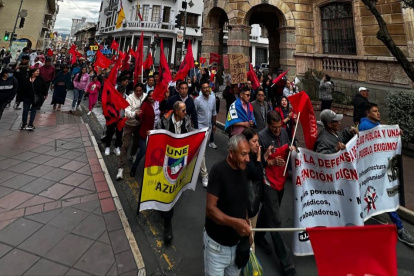 Gremios como la UNE y FUT marchan en Quito en defensa de derechos laborales y sociales.