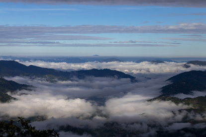 Las nubes monzónicas se acumulan sobre Katmandú tras las lluvias caídas en Katmandú, Nepal, el 5 de octubre de 2025.