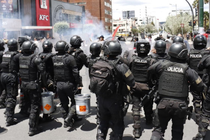 La Policía lanzó gas lacrimógeno para obligar a que los manifestantes se dispersen, tras una protesta cerca de la Fiscalía, en el norte de Quito.