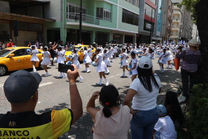 Las familias disfrutaron al paso de las cachiporreras en el desfile estudiantil por los 205 años de Independencia de Guayaquil