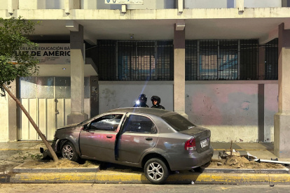 El vehículo en el que viajaban las dos víctimas se subió a la vereda y se impactó contra un árbol.