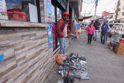 Jenner Rogel Córdova vende antenas y controles remotos para TV, en la Lizardo Ruiz, en Cotocollao, norte de Quito. Desistió de las diálisis, debe trabajar para sobrevivir.