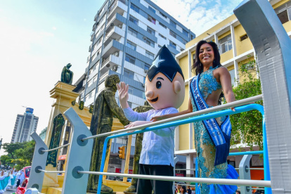 La Reina de Guayaquil 2024, Jenniffer Tutivén, estuvo en uno de los carros alegóricos junto al personaje de Juan Pueblo.