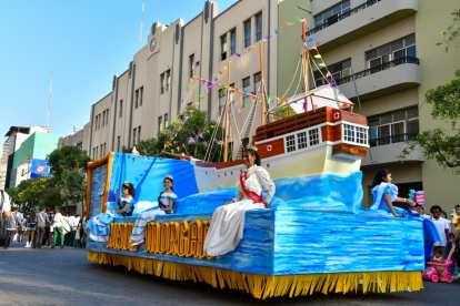 Sitios turísticos y hechos históricos fueron representados en el desfile de carros alegóricos, que se realizó en el bulevar 9 de Octubre.