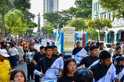 Sitios turísticos y hechos históricos fueron representados en el desfile de carros alegóricos, que se realizó en el bulevar 9 de Octubre.