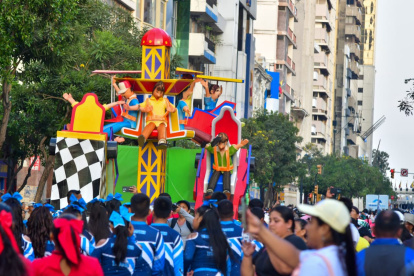 Sitios turísticos y hechos históricos fueron representados en el desfile de carros alegóricos, que se realizó en el bulevar 9 de Octubre.