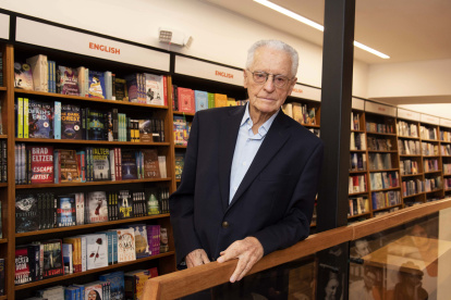 En un volumen de más de 900 páginas y más de 200 capítulos, Vallejo hace un recorrido por su trayectoria política y humana.