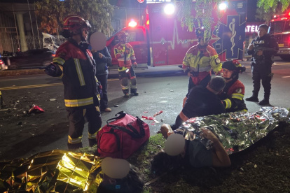 Los heridos fueron atendidos en camillas y cubiertos con mantas térmicas.