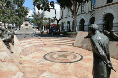 En la Plaza de la Administración está ubicado el monumento a la Fragua de Vulcano.