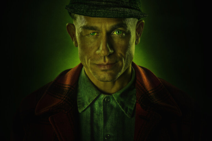 Charlie Hunnam se transforma en Ed Gein, el infame "Carnicero de Plainfield", para la tercera temporada de la antología Monstruo en Netflix, reviviendo el mito que inspiró a Psicosis.