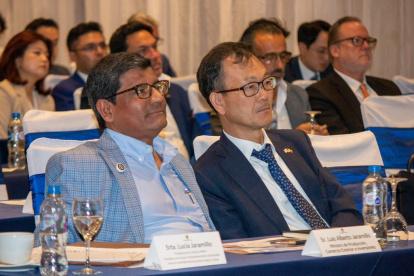 El Ministro de Producción de Ecuador, Luis Alberto Jaramillo, junto a delegados de Corea del Sur.