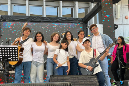 Cristina Nogales junto a Pamela Cortés y los otros compañeros de la banda.