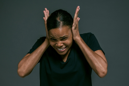 El ruido excesivo entre vecinos puede ser sancionado por ordenanzas municipales o como contravención penal, según el COIP.