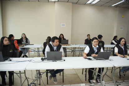 Un grupo de veedores estaba listo para iniciar con la verificación de las firmas en el CNE.