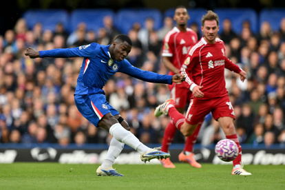 Chelsea"s Ecuadorian midfielder #25 Moises Caicedo scores the team"s first goal during the English Premier League football match between Chelsea and Liverpool at Stamford Bridge in London on October 4, 2025. (Photo by Glyn KIRK / AFP) / RESTRICTED TO EDITORIAL USE. NO USE WITH UNAUTHORIZED AUDIO, VIDEO, DATA, FIXTURE LISTS, CLUB/LEAGUE LOGOS OR "LIVE" SERVICES. ONLINE IN-MATCH USE LIMITED TO 120 IMAGES. AN ADDITIONAL 40 IMAGES MAY BE USED IN EXTRA TIME. NO VIDEO EMULATION. SOCIAL MEDIA IN-MATCH USE LIMITED TO 120 IMAGES. AN ADDITIONAL 40 IMAGES MAY BE USED IN EXTRA TIME. NO USE IN BETTING PUBLICATIONS, GAMES OR SINGLE CLUB/LEAGUE/PLAYER PUBLICATIONS. /