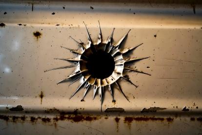 Ilustración hecha con IA. El camión sufrió varios impactos balísticos.