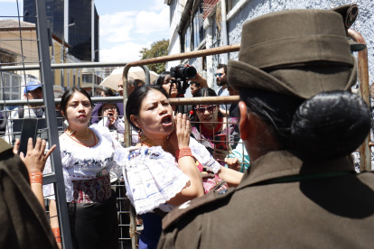 Comunidad. Varios familiares de los otavaleños detenidos protestaron Quito, para pedir su liberación.