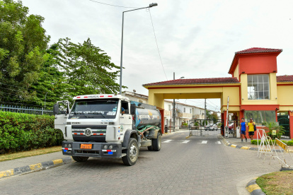 agua ha dispuesto un plan de contingencia con 300 tanqueros para abastecer urbanizaciones afectadas, aunque muchos vecinos advierten que no todos los hogares cuentan con cisternas y dependerán de alternativas limitadas.