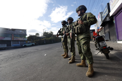 El 6 de octubre, soldados de la Fuerza Terrestre se apostaron en Cutuglagua con cascos, escudos y fusiles.