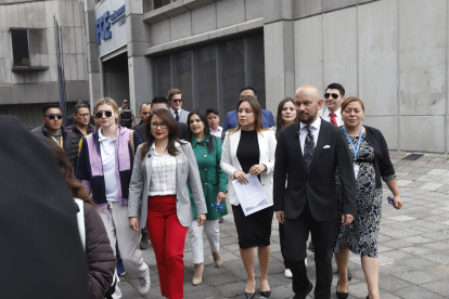 La vicepresidenta de la Asamblea Nacional, Mishel Mancheno, llegó a la Fiscalía acompañada de sus compañeros de bancada.