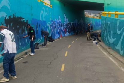Ataque. Los infractores fueron sorprendidos por los agentes de tránsito, cuando vandalizaban el mural en El Labrador.