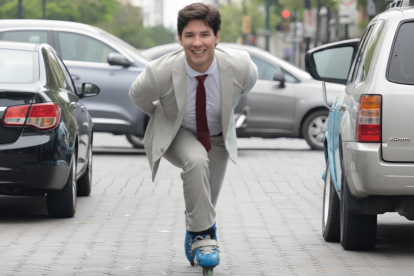 Encontró en los patines una forma de servir.