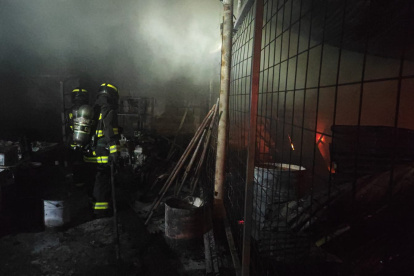El taller mecánico, ubicado en la Ciudadela Argentina, en el sur de Quito, quedó destruido.