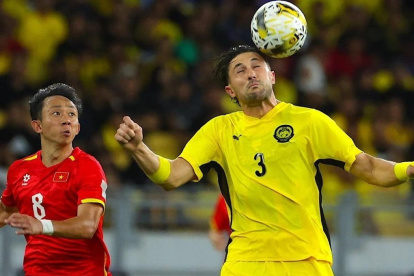 Facundo Garcés (d) es uno de los sancionados por la FIFA