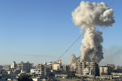 Una columna de humo en Gaza tras un ataque aéreo, este martes. La Franja de Gaza registró este martes una segunda madrugada consecutiva sin ataques letales israelíes.
