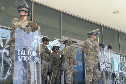 Foto de archivo de integrantes de la Guardia Nacional de California.