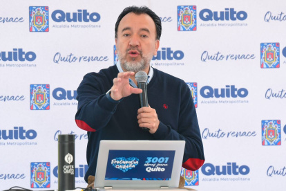 Pabel Muñoz durante su informe semanal, Frecuencia Quiteña.