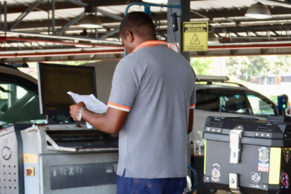 Entre el 1 y 5 de octubre se aplica el 20 % de descuento, del 6 al 10 se reduce al 15 %, y del 11 al 15 al 10 %. Cumplir a tiempo te permite ahorrar y evitar aglomeraciones en los centros de revisión.