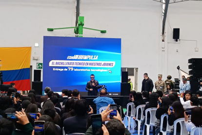 El presidente Daniel Noboa durante la entrega de laboratorios tecnológicos en la Unidad Educativa Manuel J. Calle, en Cuenca.