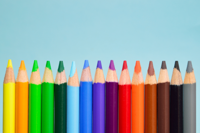 La psicología del color revela que las elecciones en el vestuario son una herramienta clave para influir en cómo los demás perciben nuestro intelecto y capacidad profesional.