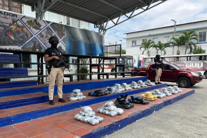 Policía Nacional con el material incautado