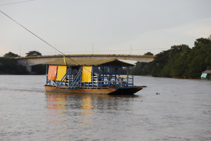 Fotografía del 27 de agosto de 2025 de una embarcación artesanal llamada "planchón" en el río Sinú, en Montería (Colombia).