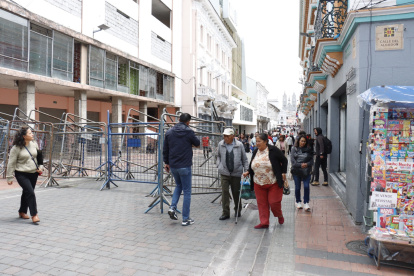 En el centro de Quito las actividades fluyen con normalidad. Las vallas se colocan cuando hay movilizaciones.