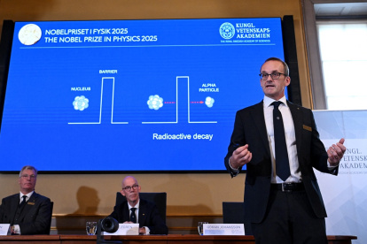 Miembros del Comité Nobel de Física, en la Real Academia Sueca de Ciencias, en Estocolmo, Suecia, el 7 de octubre de 2025.