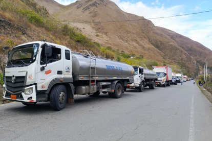 Bloqueos. Decenas de vehículos cargados de mercaderías esperan en las vías la oportunidad de volver a circular.