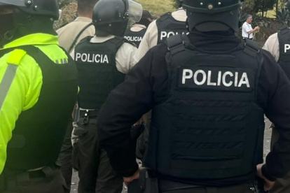 Los agentes de la Policía impidieron que la marcha del pueblo Kitu Kara avance por la avenida 12 de Octubre, en Quito.