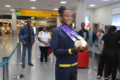 Kiara a su arribo a Guayaquil con los 3 oros mundiales que se suman a los otros 5 que previamente ya consiguió. Además de tres medallas paralímpicas.