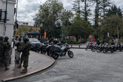 El Centro Histórico de Cuenca amaneció vallado y con cierres viales ante la presencia del presidente Daniel Noboa en la Gobernación de Azuay.