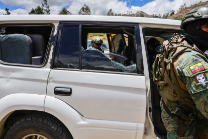 El convoy presidencial fue atacado por manifestantes en Cañar.