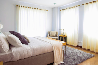 La funcionalidad es la nueva moda: El cabecero modular reemplaza al diseño tradicional para transformar la cama en un centro de almacenamiento inteligente.