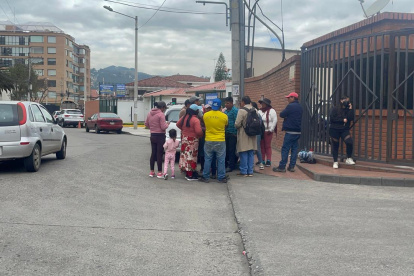Familias no saben paradero de detenidos tras presunto ataque a caravana presidencial.
