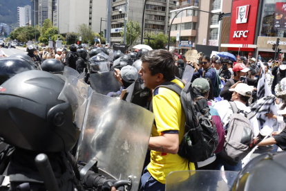 Efectos del feriado extendido en Ecuador: turismo, comercio y transporte.